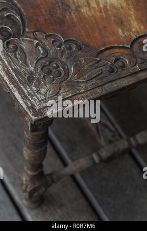 Old vintage bois table sombre de style balinais. La sculpture sur bois Banque D'Images