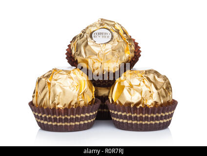 Londres, Royaume-Uni - 08 novembre, 2018 : Ferrero Rocher bonbons Chocolat premium sur fond blanc. Banque D'Images