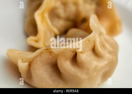 Momos, raviolis typiques du Tibet et du Népal en tant que servi dans peu de Thibet, Jackson Heights, Queens, New York, USA Banque D'Images