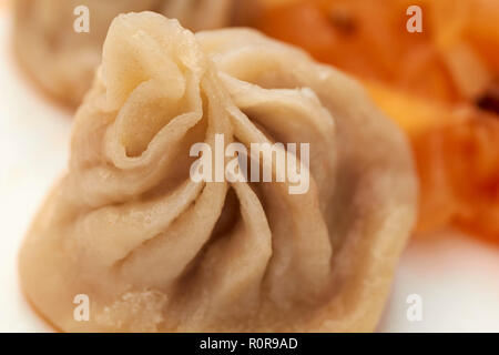 Momos, raviolis typiques du Tibet et du Népal en tant que servi dans peu de Thibet, Jackson Heights, Queens, New York, USA Banque D'Images