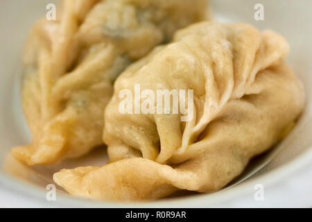 Momos, raviolis typiques du Tibet et du Népal en tant que servi dans peu de Thibet, Jackson Heights, Queens, New York, USA Banque D'Images