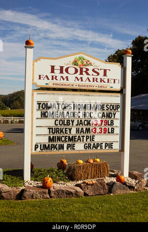 Marché de Fruits et signe. Horst Farm Market, Pennsylvania Dutch Country, comté de Lancaster, Pennsylvanie, USA Banque D'Images