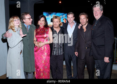 Le cast of Cat's Meow, Kirsten Dunst, Peter Bogdanovich, Jennifer Tilly, Eddie Izzard, Cary Elwes, Ronan Vibert et Edward Hermann posant lors de la cat' Banque D'Images