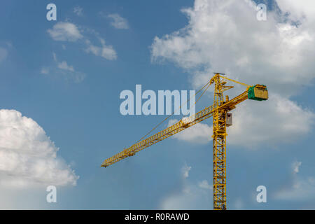 Grue pour travail grand bâtiment avec ciel bleu et de nuages Banque D'Images