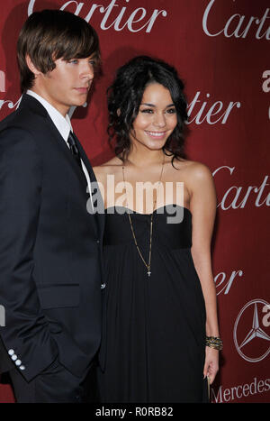 Zac Efron ( HAIRSPRAY ) et petite amie Vanessa Hudgens arrivant au Palms Spring Film Festival, Convention Centre. Les trois quarts haut sourire Scho Banque D'Images