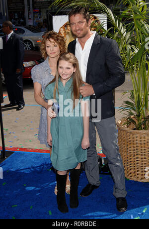 Jodie Foster, Gerard Butler et Abigail Breslin @ premiere de l'île de Nim au Chinese Theatre de Los Angeles - sourire pleine longueur. Banque D'Images