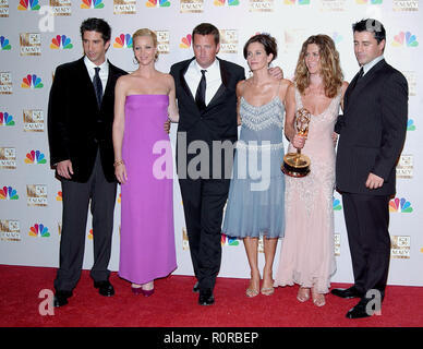 Le casting d'amis : David Swimmer, Lisa Kudrow, Matthew Perry, Courteney Cox, Jennifer Aniston et Matt Leblanc, backstage à la 54e assemblée annuelle Primeti Banque D'Images