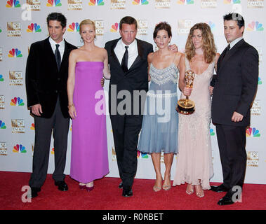 Le casting d'amis : David Swimmer, Lisa Kudrow, Matthew Perry, Courteney Cox, Jennifer Aniston et Matt Leblanc, backstage à la 54e assemblée annuelle Primeti Banque D'Images