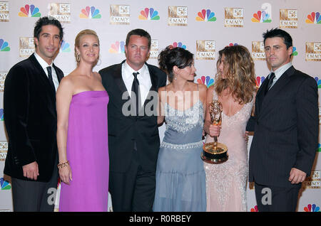 Le casting d'amis : David Swimmer, Lisa Kudrow, Matthew Perry, Courteney Cox, Jennifer Aniston et Matt Leblanc, backstage à la 54e assemblée annuelle Primeti Banque D'Images