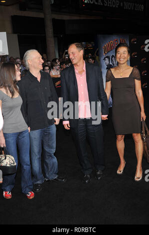Avec l'épouse de Woody Harrelson et Bill Maher - Zombieland Premiere au Chinese Theatre de Los Angeles. - HarrelsonWoody femme Maher Banque D'Images