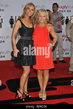 Rachel Harris et Cheryl Hines - La triste vérité première à l'Arclight Theatre de Los Angeles. - HinesCheryl  HarrisRachel 30.jpg Banque D'Images