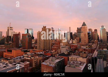 New York City skyline, vue de l'Press Lounge bar en terrasse au coucher du soleil, Manhattan, NY Banque D'Images