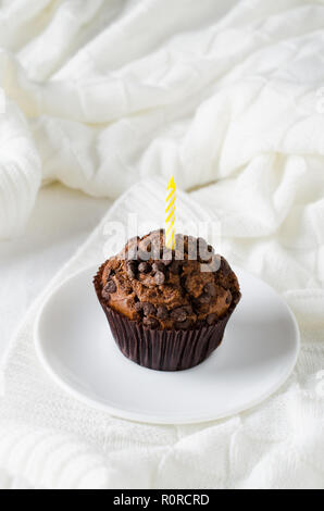 Anniversaire capkakes ou muffins au chocolat sur un plateau en bois au lit. Arrière-plan blanc. Un aliment sucré. Ambiance de fête copie espace télévision lay Banque D'Images