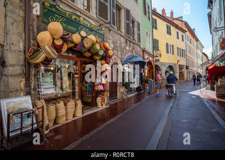 Un magasin qui vend des sacs et paniers en osier tissé dans une belle rue à Annecy, France Banque D'Images