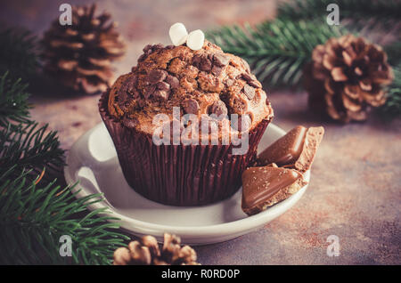 Muffin au chocolat et les branches de sapins. Le temps de Noël. Focus sélectif. Copier l'espace. Vintage stile. Image tonique Banque D'Images