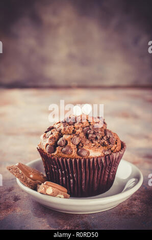 Muffin au chocolat avec chocolat dans vintage stile. Focus sélectif. Copier l'espace. Image tonique Banque D'Images