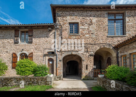 Les bâtiments monastiques avec des portes voûtées et des murs en pierre au hasard définir une cour externe dans le magnifique village de Farnay Banque D'Images