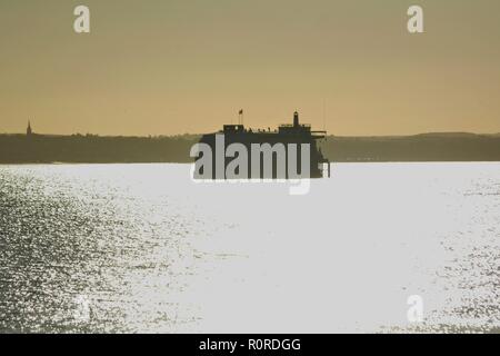 Mer Spitbank fort dans le Solent de isel wight en arrière-plan avec la lumière du soleil Banque D'Images