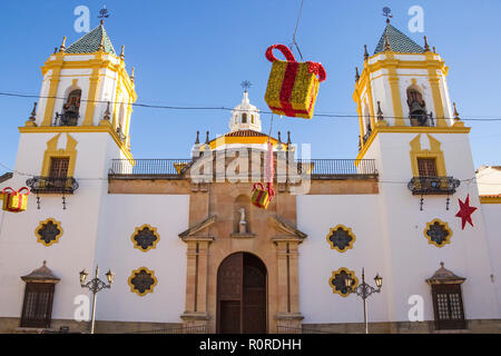 L'église Notre-Dame (Iglesia de Nuestra Señora del Socorro) avec maison de décoration à Ronda, Espagne Banque D'Images