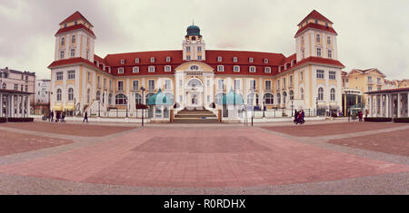 Binz sur l'île de Rügen, Allemagne. 27 janvier 2018. Spa Kurhaus avec bâtiment célèbre promenade, pont sur la mer, plage de sable avec les touristes. Banque D'Images