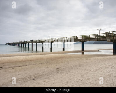 Pont de la mer, Köln, Allemagne. 27 janvier 2018. Les touristes à pied sur une plage de sable fin, profitez de la vue mer à pont en bois vieux de Binz côté ville. Banque D'Images