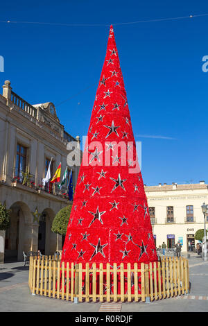 RONDA, ESPAGNE - le 14 décembre 2017 : Nouvel An des arbres dans le centre de Ronda, près des célèbres Prador de Ronda hotel Banque D'Images