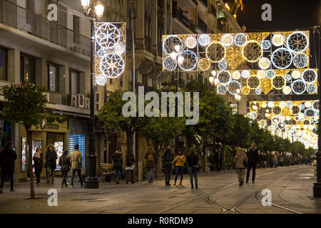 Séville, ESPAGNE - 15 décembre 2017 : décorations de vacances sur Constitution Avenue dans le centre de Séville Banque D'Images