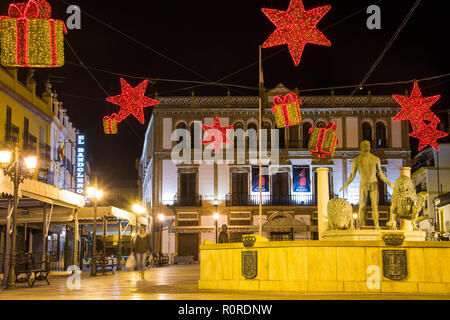 RONDA, ESPAGNE - 12 décembre 2017 : place (Plaza del Socorro) dans le centre de Ronda avec décorations de Noël pour Noël Banque D'Images