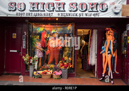 Londres, ANGLETERRE - 15 septembre 2018 Vitrine choses drôles et costumes de carnaval à Soho Banque D'Images