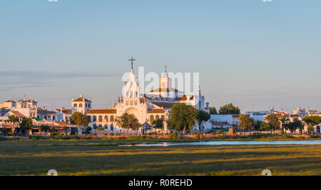 Village El Rocio, El Rocío hermitage, lumière du soir, El Rocío, Almonte, Marismas de Doñana, le Parc National de Doñana Banque D'Images