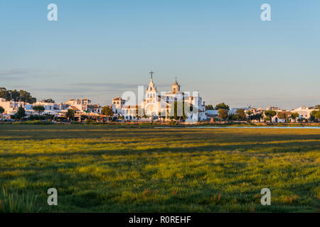 Village El Rocio, El Rocío hermitage, lumière du soir, El Rocío, Almonte, Marismas de Doñana, le Parc National de Doñana Banque D'Images