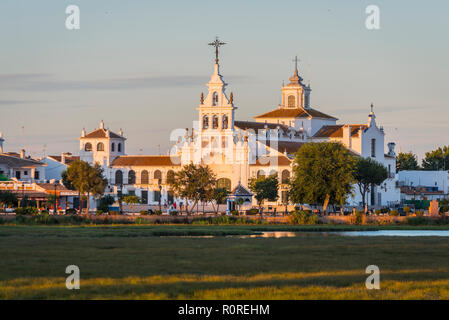 Village El Rocio, El Rocío hermitage, lumière du soir, El Rocío, Almonte, Marismas de Doñana, le Parc National de Doñana Banque D'Images