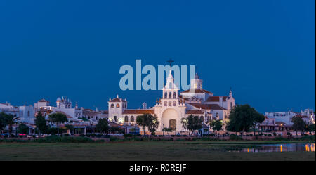 Village El Rocio, El Rocío hermitage, lumière du soir, El Rocío, Almonte, Marismas de Doñana, le Parc National de Doñana Banque D'Images