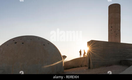 Deux personnes se tenant à la monument en béton, Monument de la Brigade du Néguev, soleil dans la soirée, Be'er Sheva, Israël Banque D'Images