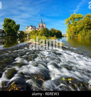 Limburg Cathédrale St Georg ou Georgsdom et Château de Limbourg sur la rivière Lahn avec Weir en automne, Limburg an der Lahn, Hesse Banque D'Images