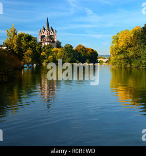 Limburg Cathédrale St Georg ou Georgsdom et château de Limbourg sur la rivière Lahn en automne, l'eau mise en miroir, Limburg an der Lahn Banque D'Images