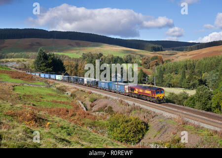 DB Cargo classe 66 locomotive à Harthorpe, à l'ouest Ligne principale côtière en Écosse avec un fret de conteneur intermodal entraînez-vous Banque D'Images