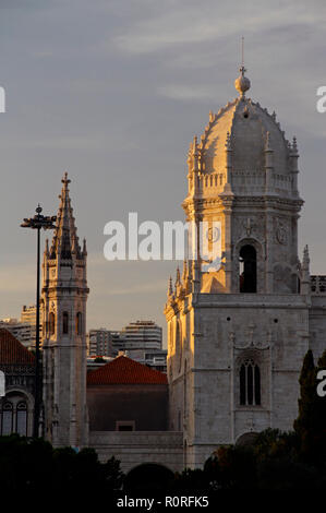 Le soleil couchant jette une lumière dorée sur l'église de Santa Maria à Lisbonne, Portugal Banque D'Images