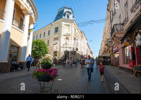 Piétons sur Olha Kobylyahska Street à Tchernivtsi, un superbe exemple d'architecture de l'Empire austro-hongrois dans l'ouest de l'Ukraine. Banque D'Images