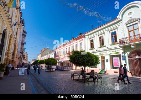 Piétons sur Olha Kobylyahska Street à Tchernivtsi, un superbe exemple d'architecture de l'Empire austro-hongrois dans l'ouest de l'Ukraine. Banque D'Images