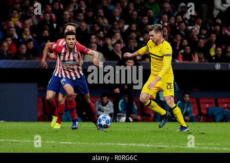 L'Atletico de Madrid Rodrigo Hernandez et du Borussia Dortmund lors d'action de Lukasz Ligue des Champions match entre l'Atletico de Madrid et le Borussia Dortmund à Wanda Metropolitano Stadium. (Score final Ateltico de Madrid 2 - 0 Borussia Dortmund) Banque D'Images