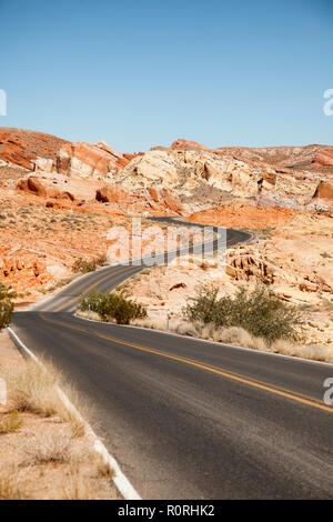 Route à travers le désert aride de la Vallée de Feu State Park dans le Nevada, USA Banque D'Images