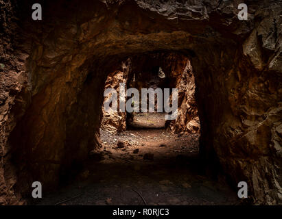 Vue de petit tunnel à big hard rock dans la région de Cerro del Hierro, Seviile Banque D'Images