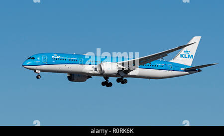 KLM Royal Dutch Airlines avion Boeing 787 Dreamliner airborne approche finale landing Banque D'Images