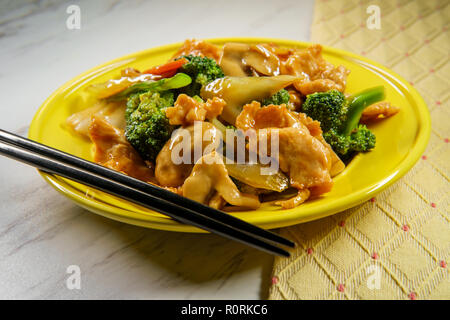 Yu shiang-poulet avec une sauce à l'ail et mélanger les légumes chinois sautés Banque D'Images