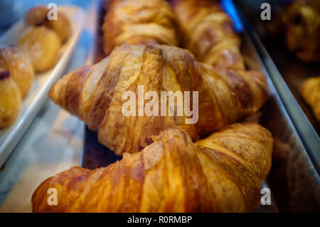 Croissants français sur l'affichage à l'Boulangerie locale en cas de verre Banque D'Images