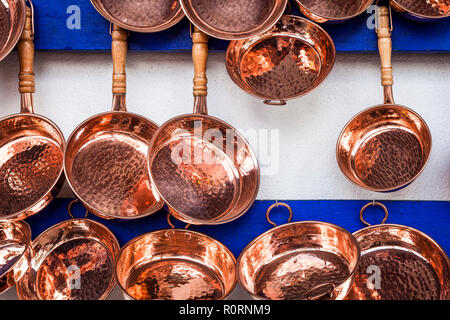 Les casseroles de cuivre accrocher sur le mur dans un marché de rue à Santa Clara del Cobre, Michoacan, Mexique. Banque D'Images