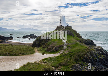 Twr Mawr ou le grand phare sur l'île Llanddwyn off Anglesey au nord du Pays de Galles Banque D'Images