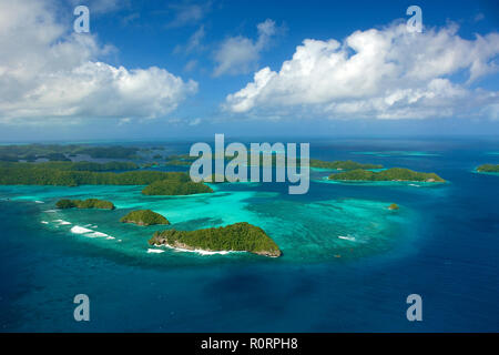 Luftaufnahme, bewaldete Inselgruppe im Westpazifik, Palaos, Mikronesien | Vue aérienne de l'archipel des Palaos, Palau (Belau), Micronésie Banque D'Images