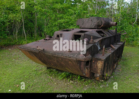 Verrosteter Panzer aus dem 2. Weltkrieg Im Dschungel, Palaos, Mikronesien | réservoir rouillé de 2e guerre mondiale au jungle, Palau, Micronésie Banque D'Images